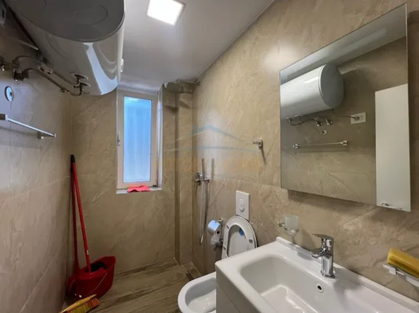 Tirane, jepet me qera zyre Kati 1, 69 m² 800 € (21 Dhjetori)