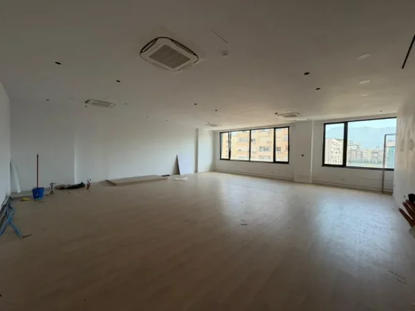 Tirane, jepet me qera zyre Kati 5, 140 m² 2.380 € (KOMPLEKSI DELIJORGJI)