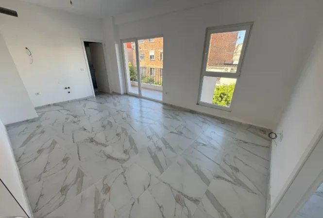 Tirane, jepet me qera zyre Kati 1, 65 m² 500 € (KOMPLEKSI AURA)