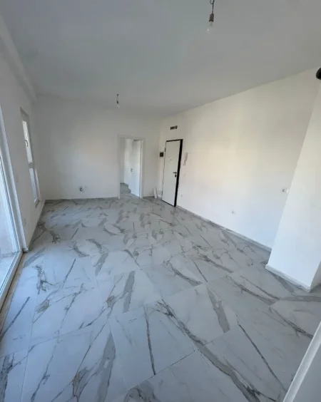Tirane, jepet me qera zyre Kati 1, 65 m² 500 € (KOMPLEKSI AURA)