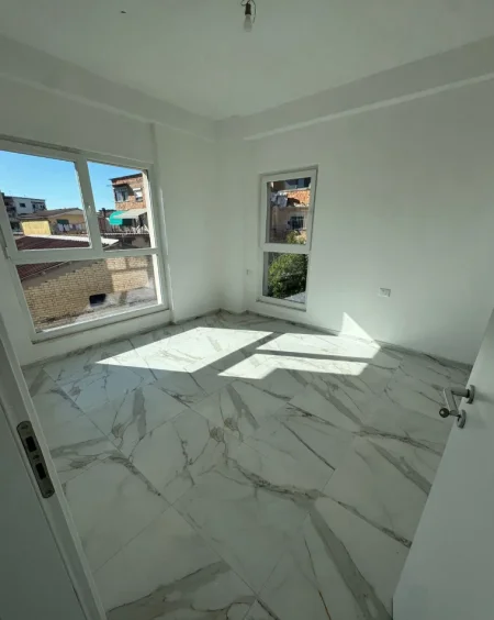 Tirane, jepet me qera zyre Kati 1, 65 m² 500 € (KOMPLEKSI AURA)