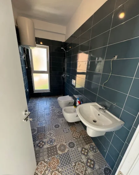 Tirane, jepet me qera zyre Kati 1, 65 m² 500 € (KOMPLEKSI AURA)
