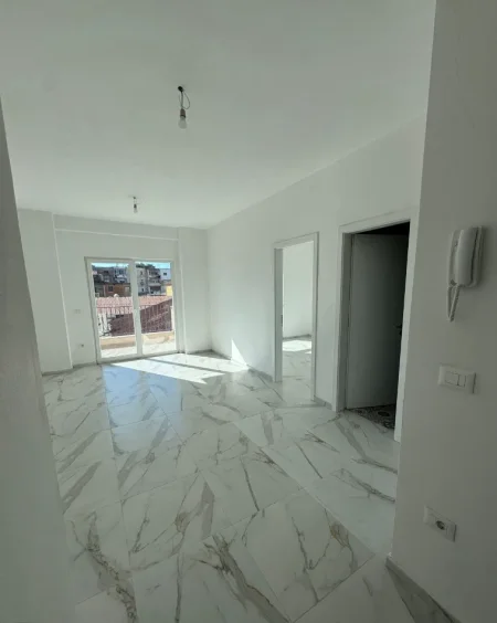 Tirane, jepet me qera zyre Kati 1, 65 m² 500 € (KOMPLEKSI AURA)