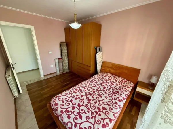 Tirane, jepet me qera apartament 2+1 Kati 5, (ish blloku)