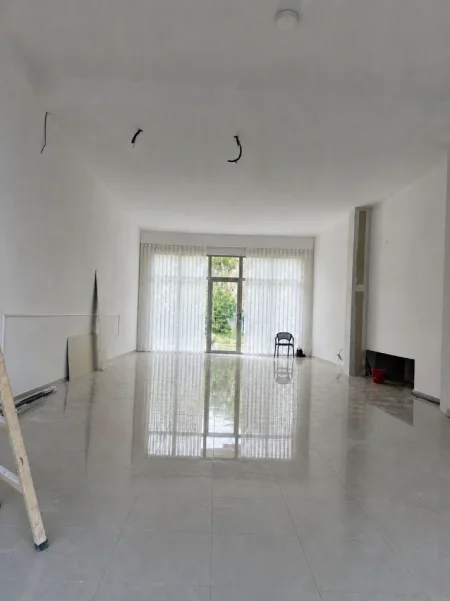 Tirane, jepet me qera dyqan Kati 0, 146 m² 2.500 € (KOMUNA E PARISIT)