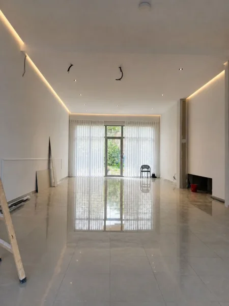 Tirane, jepet me qera dyqan Kati 0, 146 m² 2.500 € (KOMUNA E PARISIT)