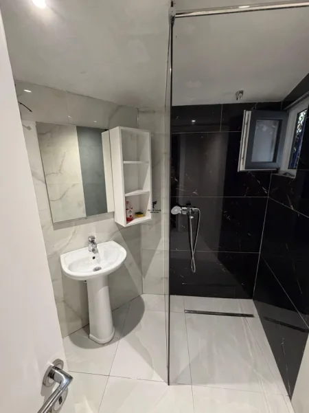 Tirane, jepet me qera apartament 1+1 Kati 1, 70 m² 500 € (BRRYLI)