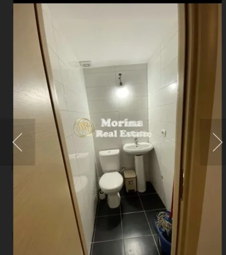 Tirane, jepet me qera ambjent biznesi Kati 1, 40 m² 400 € (Yzberisht)