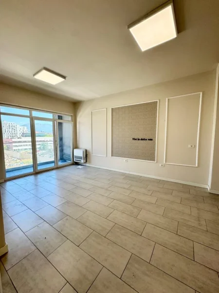 Tirane, jepet me qera ambjent biznesi Kati 3, 650 € (Square 21)