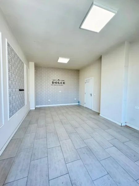 Tirane, jepet me qera ambjent biznesi Kati 3, 650 € (Square 21)