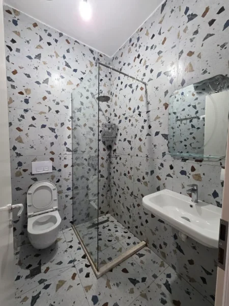 Tirane, jepet me qera apartament 1+1 Kati 5, 50 m² 450 € (ALI DEMI)