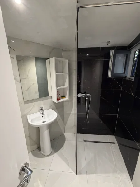 Tirane, jepet me qera apartament 1+1 Kati 0, 65 m² 500 € (Materniteti i ri)