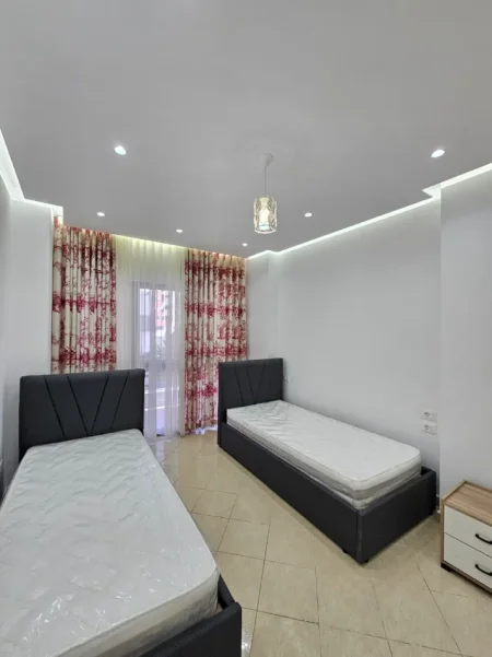 Tirane, jepet me qera apartament 2+1+Ballkon Kati 2, 105 m² 600 € (Unaza e Re)