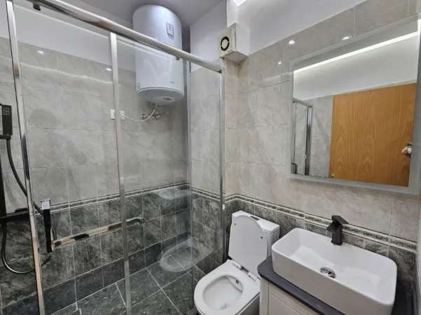Tirane, jepet me qera apartament 2+1+Ballkon Kati 2, 105 m² 600 € (Unaza e Re)