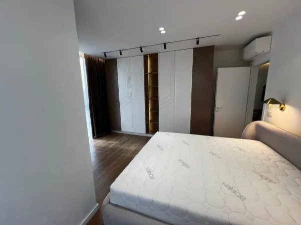 Tirane, jepet me qera apartament 2+1 Kati 4, 110 m² 1.100 € (Rruga Mine Peza)