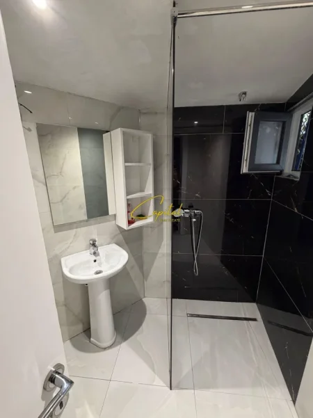 Tirane, jepet me qera apartament 1+1 Kati 1, 65 m² 500 € (MATERNITETI I RI)