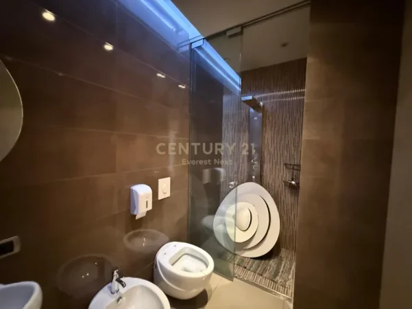 Tirane, jepet me qera zyre Kati 2, 140 m² 2.000 € (ish Bllok)