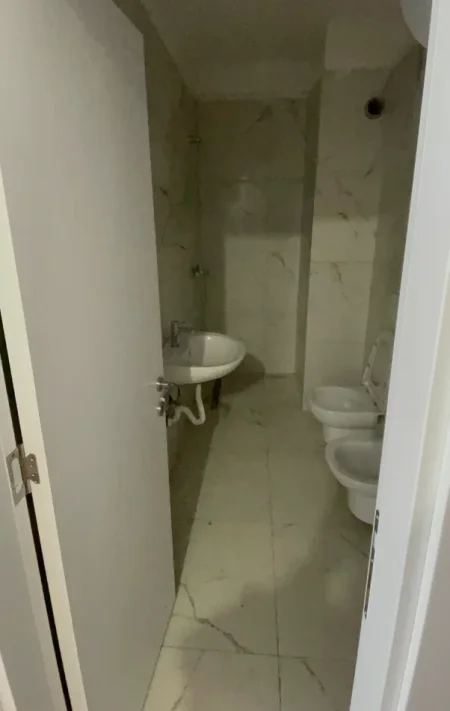 Tirane, jepet me qera ambjent biznesi Kati 0, 400 €