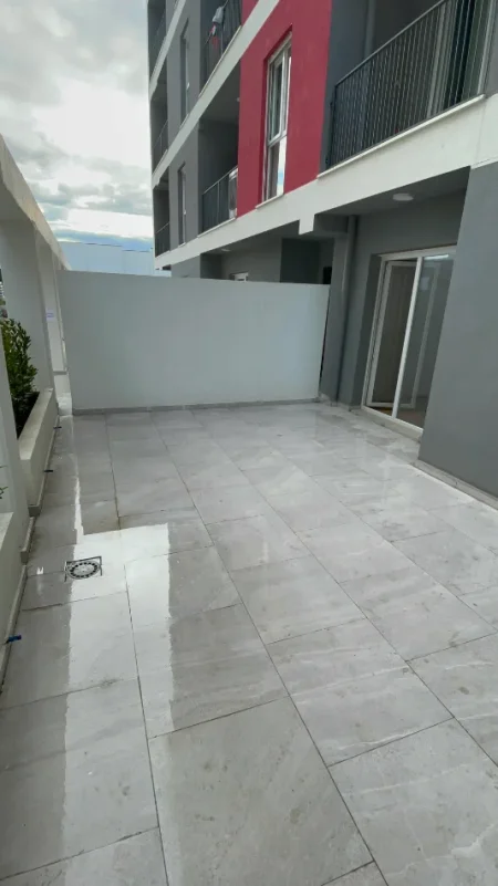 Tirane, jepet me qera ambjent biznesi Kati 0, 400 €