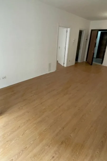 Tirane, jepet me qera ambjent biznesi Kati 0, 400 €