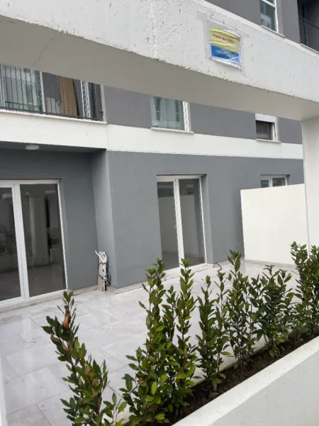 Tirane, jepet me qera ambjent biznesi Kati 0, 400 €
