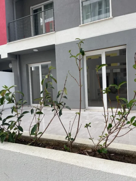 Tirane, jepet me qera ambjent biznesi Kati 0, 400 €
