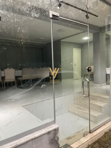 Tirane, jepet me qera dyqan Kati 0, 50 m² 370 € (YZBERISHT)