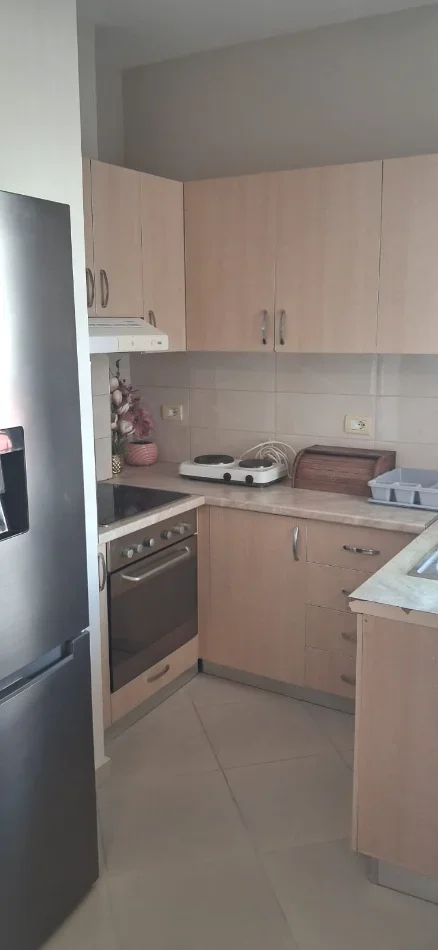 Jepet Apartament 1+1 me Ballkon, në Selitë,450 Euro