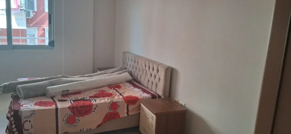 Jepet Apartament 1+1 me Ballkon, në Selitë,450 Euro