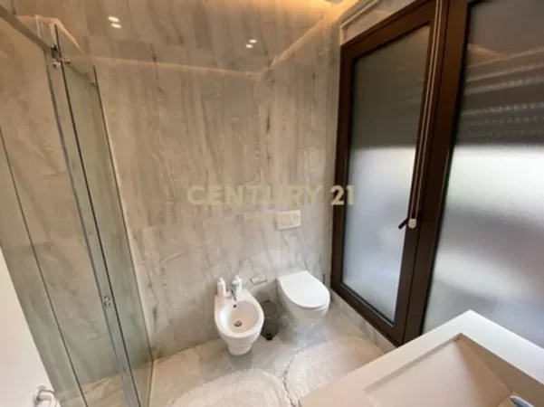 Tirane, jepet me qera apartament 2+1 Kati 3, 140 m² 1.700 € (rruga e barrikadave)