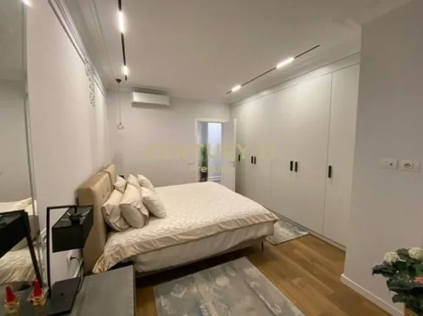 Tirane, jepet me qera apartament 2+1 Kati 3, 140 m² 1.700 € (rruga e barrikadave)