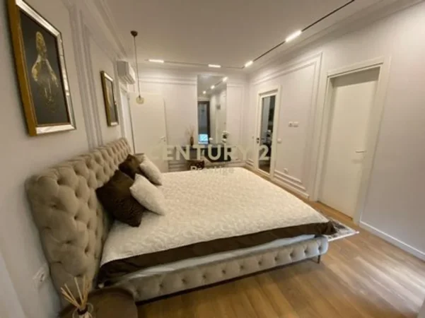 Tirane, jepet me qera apartament 2+1 Kati 3, 140 m² 1.700 € (rruga e barrikadave)