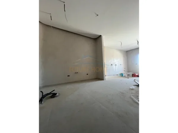 Tirane, jepet me qera ambjent biznesi Kati 2, 93 m² 950 € (Kompleksi Aura)