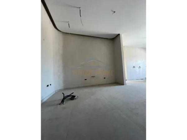 Tirane, jepet me qera ambjent biznesi Kati 2, 93 m² 950 € (Kompleksi Aura)