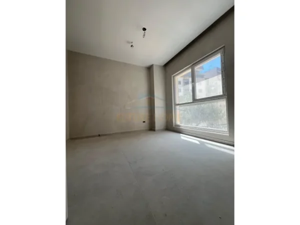 Tirane, jepet me qera ambjent biznesi Kati 2, 93 m² 950 € (Kompleksi Aura)