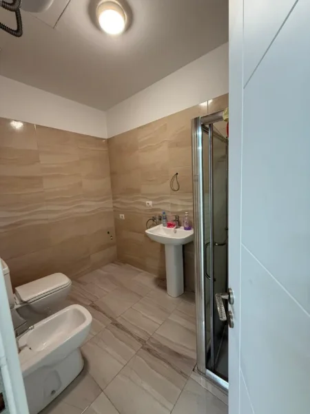 Tirane, jepet me qera apartament 1+1 Kati 5, 60 m² 400 € (Fabrika e Miellit)
