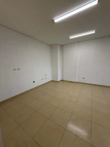 Tirane, jepet me qera apartament 2+1 Kati 7, 110 m² 500 € (Fabrika e Miellit)