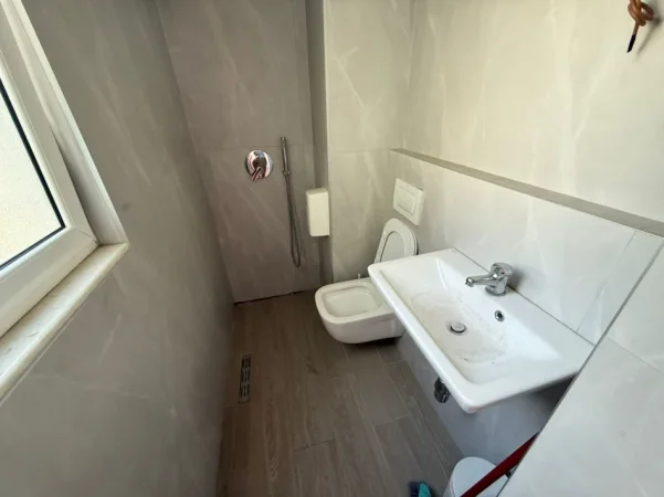 Tirane, jepet me qera zyre Kati 2, 118 m² 1.500 € (Rruga Sulejman Delvina)