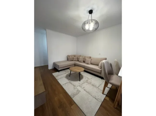 Tirane, jepet me qera apartament 2+1+Ballkon Kati 4, 77 m² (Ali demi)  700/muaj