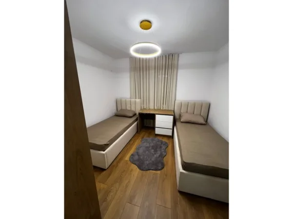 Tirane, jepet me qera apartament 2+1+Ballkon Kati 4, 77 m² (Ali demi)  700/muaj