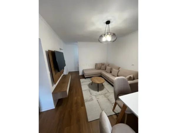 Tirane, jepet me qera apartament 2+1+Ballkon Kati 4, 77 m² (Ali demi)  700/muaj
