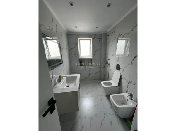 Tirane, jepet me qera apartament 2+1+Ballkon Kati 4, 77 m² (Ali demi)  700/muaj