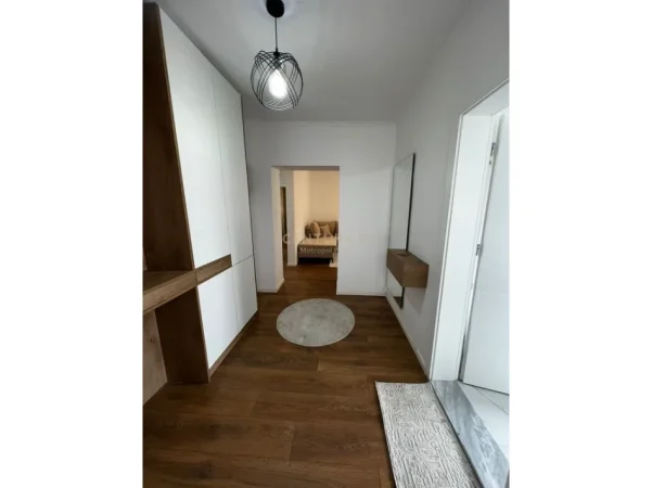 Tirane, jepet me qera apartament 2+1+Ballkon Kati 4, 77 m² (Ali demi)  700/muaj