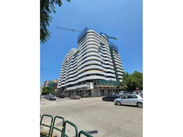 Tirane, jepet me qera ambjent biznesi Kati 0, 160 m² 6.000 € (Corner Rezidence)