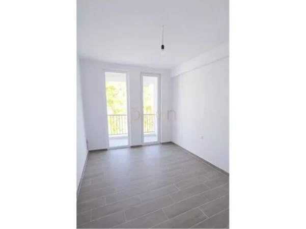 Tirane, jepet me qera 2+1 PER ZYRA , 94 m² (5 Maji)
