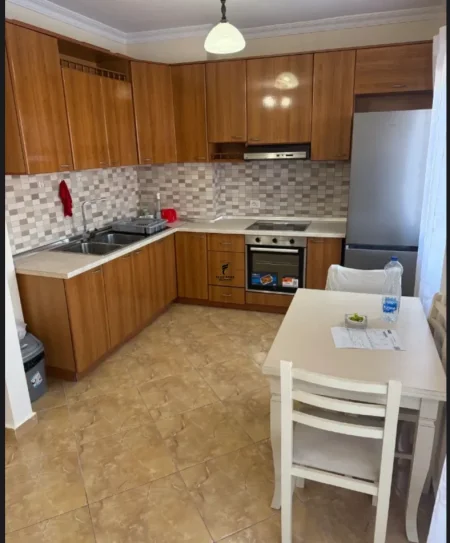Tirane, jepet me qera apartament 1+1 Kati 3, 70 m² 550 € (MEDRESEJA)