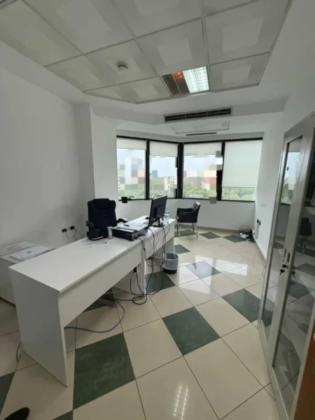 Tirane, jepet me qera zyre Kati 6, 111 m² 3.160 € (Bulevardi Deshmoret e Kombit)