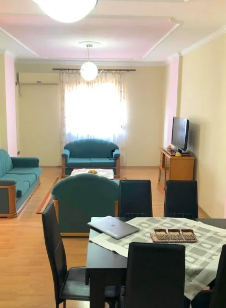 Tirane, jepet me qera apartament 2+1 Kati 3, 80 m² 400 € (stacioni i trenit)