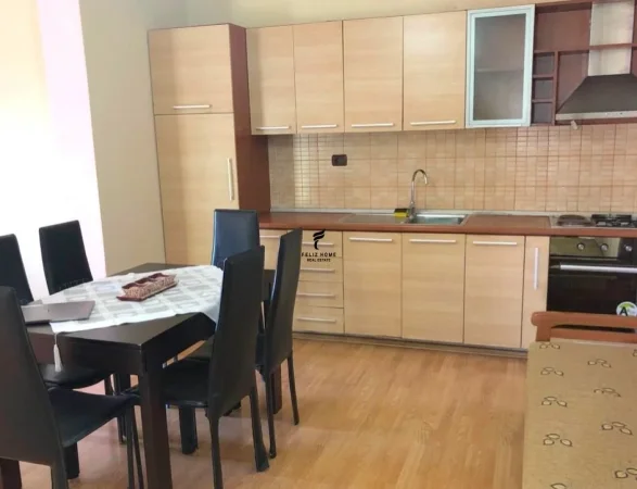 Tirane, jepet me qera apartament 2+1 Kati 3, 80 m² 400 € (stacioni i trenit)