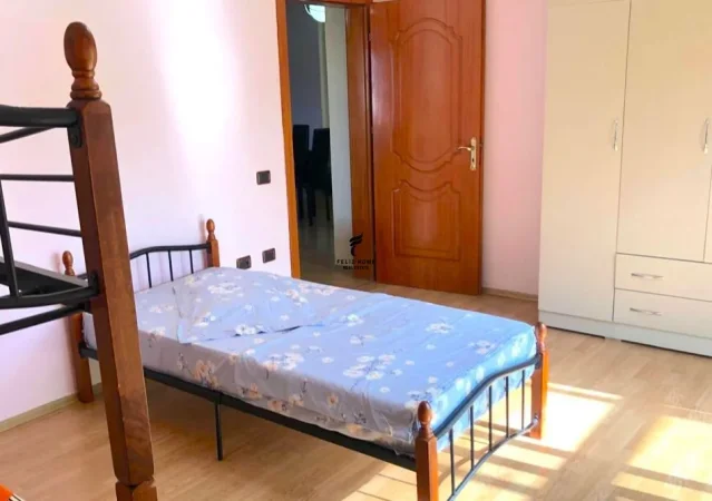 Tirane, jepet me qera apartament 2+1 Kati 3, 80 m² 400 € (stacioni i trenit)